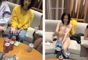 一男三女劃拳賭脫衣服脫的差不多然後3P互相幹起來陌生妹子照樣幹