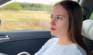 Russian girl is ready to suck her friend’s dick even in the car