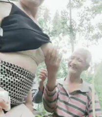 Sister Yan went to the countryside to seduce rural old men for outdoor sex. She found 3 old men for a 4P and gave them Red Bull to replenish their energy.