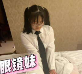 Big tits female high school student skips school to date her boyfriend outside the school - affectionate little Lu Bu