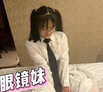 Big tits female high school student skips school to date her boyfriend outside the school - affectionate little Lu Bu