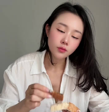 Yao Yao’s Foot Fetish and Semen Bread – Xi Mengyao