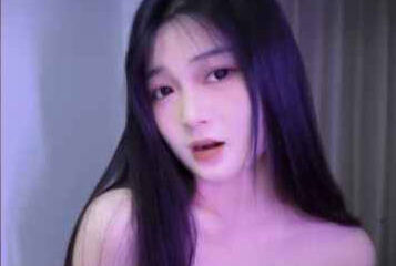 The interior features a younger sister exposed outdoors - Xiao Bao'er