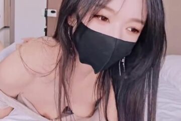 Banana Show xjx758: Unsatisfied boss seduces subordinate to satisfy her sexual desires.